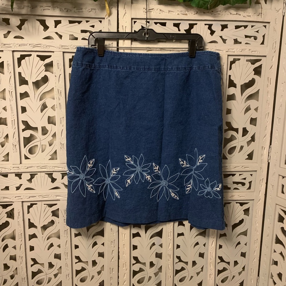 REQUIREMENTS SWEET SHORT STRETCHY JEAN SKIRT WITH FLOWER EMBROIDERY